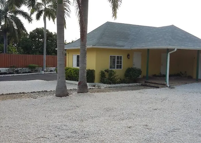 1 Bdr #5 At Ramparts Near Sangster Airport *