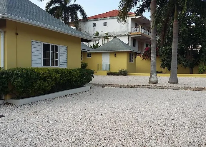 1 Bdr #5 At Ramparts Near Sangster Airport *